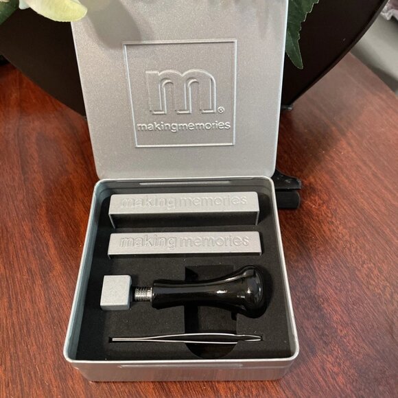Making Memories 5 Piece Magnetic Metal Tool Kit in Metal Tin - Picture 1 of 1